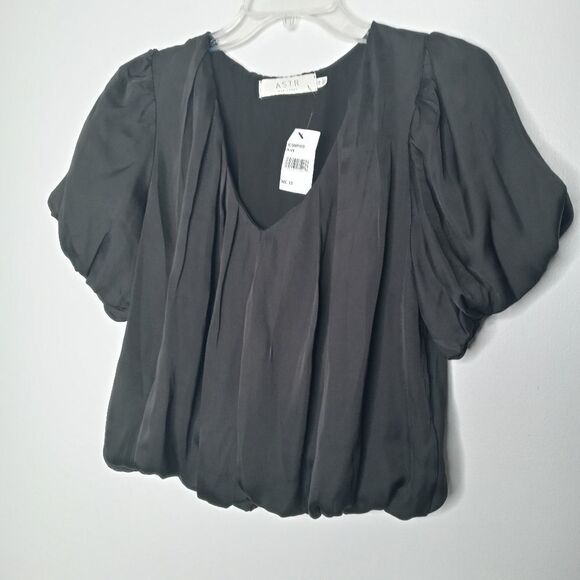 ASTR the label Women's Bubble Hem Short Sleeve Top - Picture 4 of 6